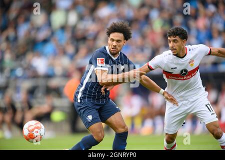 Herbert BOCKHORN l. (BO) en duels contre Omar MARMOUSH (S), action, football 1. Bundesliga, 06.matchday, VfL Bochum (BO) - VfB Stuttgart (S) 0: 0, le 09/26/2021 à Bochum/Allemagne. #DFL les règlements interdisent toute utilisation de photographies comme séquences d'images et/ou quasi-vidéo # Â Banque D'Images