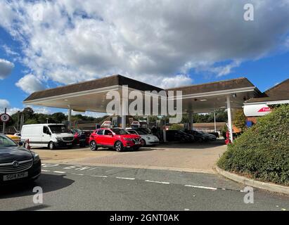 Les voitures se remplissent à la station-service Grove Green Tesco de Maidstone, où il y avait récemment eu une livraison de camion-citerne. Date de la photo: Lundi 27 septembre 2021. Banque D'Images