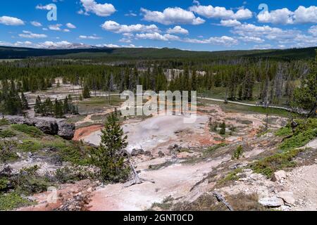 Vue depuis Paint Pot Hill, dans la zone de randonnée Artists Paint Pot du parc national de Yellowstone en été Banque D'Images