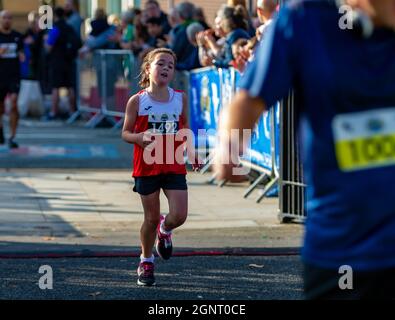 Warrington Running Festival 2021 - la jeune fille traverse la ligne d'arrivée Banque D'Images