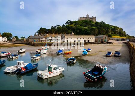 Bateaux près de St Michael's Mount à Cornwall, Angleterre Banque D'Images