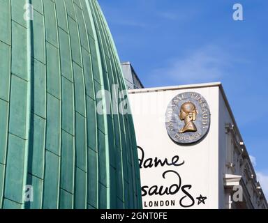 Gros plan de la plaque commémorative à l'entrée de Madame Tussauds, le célèbre musée de cire de Londres Banque D'Images