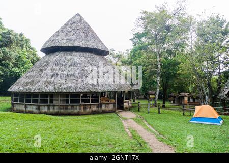 Hutte dans un endroit de camping dans le parc national Laguna Lachua, Guatemala Banque D'Images