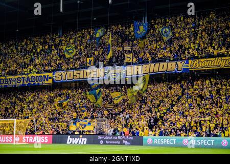 Broendby, Danemark. 16 septembre 2021. Les fans de football de Broendby SONT VENUS sur les tribunes lors du match de l'UEFA Europa League entre Broendby IF et Sparta Prague à Broendby Stadion à Broendby. (Crédit photo: Gonzales photo - Robert Hendel). Banque D'Images