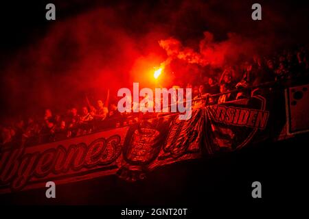 Broendby, Danemark. 16 septembre 2021. Les fans de football de Broendby SONT VENUS sur les tribunes lors du match de l'UEFA Europa League entre Broendby IF et Sparta Prague à Broendby Stadion à Broendby. (Crédit photo: Gonzales photo - Robert Hendel). Banque D'Images