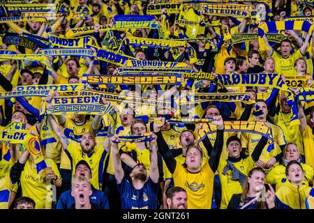 Broendby, Danemark. 16 septembre 2021. Les fans de football de Broendby SONT VENUS sur les tribunes lors du match de l'UEFA Europa League entre Broendby IF et Sparta Prague à Broendby Stadion à Broendby. (Crédit photo: Gonzales photo - Robert Hendel). Banque D'Images