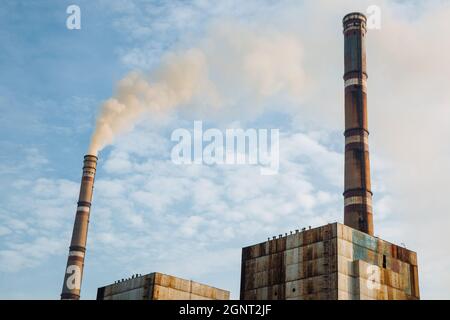 Pollution de l'air, tuyaux d'usine, fumée des cheminées sur fond de ciel. Concept de l'industrie, écologie, centrale vapeur, saison de chauffage, réchauffement de la planète. Problème environnemental Banque D'Images