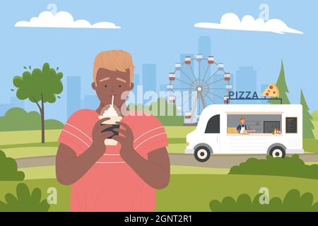 Un jeune homme boit de la boisson douce froide dans le parc de la ville équitable illustration vectorielle. Festival de dessin animé paysage urbain du parc d'expositions d'été avec camion de restauration rapide de pizza et les gens, fond de divertissement de fête Illustration de Vecteur