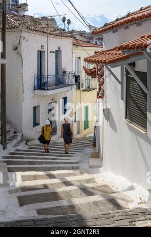 Une ruelle dans le vieux quartier de Koroni en dessous de la forteresse vénitienne, Messinia, à la pointe sud du Péloponnèse, Grèce. Banque D'Images