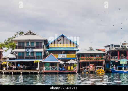 BOCAS DEL TORO, PANAMA - 21 MAI 2016 : vue sur les bâtiments du bord de mer de la ville de Bocas del Toro. Banque D'Images