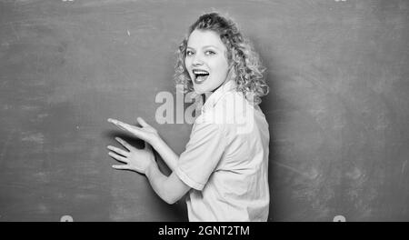 Bon maître de la simplification. L'enseignement pourrait être plus amusant. Femme enseignante devant le tableau noir. Le professeur explique le sujet dur. Important Banque D'Images