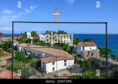 La nunnery de Timios Prodromos et le monastère d'Agios Ioannis vu de l'une des tours à l'intérieur du domaine du château de Koroni, Koroni, Messinia, Pélope Banque D'Images