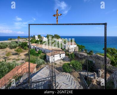 La nunnery de Timios Prodromos et le monastère d'Agios Ioannis vu de l'une des tours à l'intérieur du domaine du château de Koroni, Koroni, Messinia, Pélope Banque D'Images