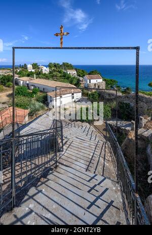 La nunnery de Timios Prodromos et le monastère d'Agios Ioannis vu de l'une des tours à l'intérieur du domaine du château de Koroni, Koroni, Messinia, Pélope Banque D'Images