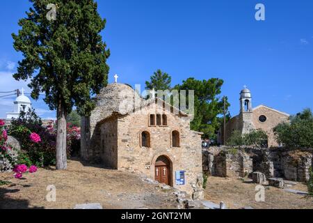 L'église byzantine de la Sainte sagesse de Dieu à côté des vestiges de l'ancien Temple d'Apollon à l'entrée du monastère de Timos Prodromo Banque D'Images