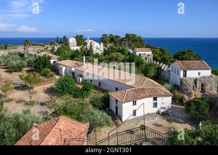 La nunnery de Timios Prodromos et le monastère d'Agios Ioannis vu de l'une des tours à l'intérieur du domaine du château de Koroni, Koroni, Messinia, Pélope Banque D'Images