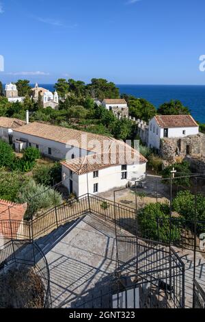 La nunnery de Timios Prodromos et le monastère d'Agios Ioannis vu de l'une des tours à l'intérieur du domaine du château de Koroni, Koroni, Messinia, Pélope Banque D'Images