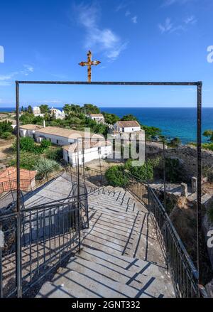 La nunnery de Timios Prodromos et le monastère d'Agios Ioannis vu de l'une des tours à l'intérieur du domaine du château de Koroni, Koroni, Messinia, Pélope Banque D'Images