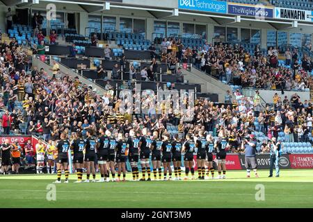 25.09.2021 Coventry, Angleterre. Les deux équipes observent un silence de quelques minutes en l'honneur d'un ancien capitaine avant le match de la première ronde 2 entre Wasps rfc et Bristol Bears rfc. © Phil Hutchinson/Alamy Live News Banque D'Images