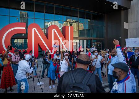 Atlanta, Géorgie, États-Unis. 26 septembre 2021. Des militants se sont manifestés en solidarité avec les Haïtiens pour sortir et se défendre contre les mauvais traitements terribles infligés aux demandeurs d'asile haïtiens, à l'extérieur du Centre CNN dans le centre-ville d'Atlanta. Crédit : Andrew Clark/ZUMA Wire/Alay Live News Banque D'Images