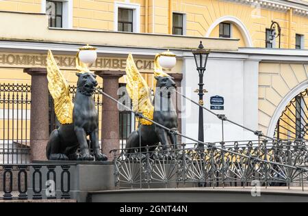 Griffons à ailes dorées du pont Bank – un pont piétonnier au-dessus du canal Griboedov, Saint-Pétersbourg, Russie Banque D'Images