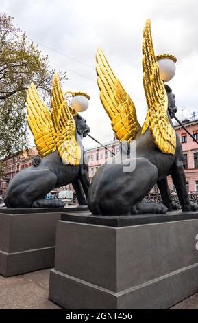 Griffons à ailes dorées du pont Bank (Bankovsky Most) – un pont piétonnier au-dessus du canal Griboedov, à Saint-Pétersbourg, en Russie Banque D'Images