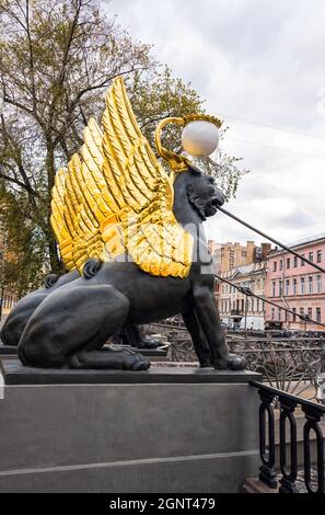 Griffons à ailes dorées du pont Bank (Bankovsky Most) – un pont piétonnier au-dessus du canal Griboedov, à Saint-Pétersbourg, en Russie Banque D'Images