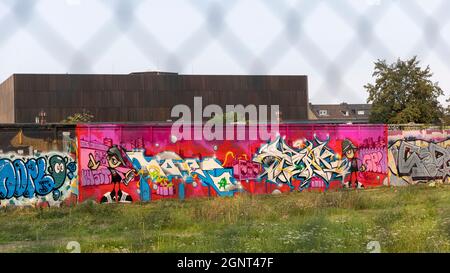 Graffiti coloré décorant le mur de bâtiment contemporain à Cologne, Allemagne Banque D'Images