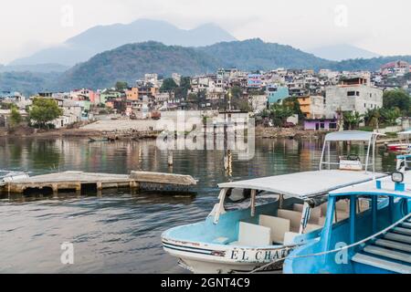 SANTIAGO ATITLAN, GUATEMALA - 23 MARS 2016 : bateaux dans une jetée du village de Santiago Atitlan. Banque D'Images