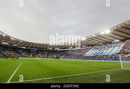 Rome, Italie. 26 septembre 2021. Les fans du Latium réagissent avant le début de la série italienne Un match de football entre le Latium et Rome au stade olympique. Crédit: Riccardo de Luca - mise à jour des images/Alamy Live News Banque D'Images