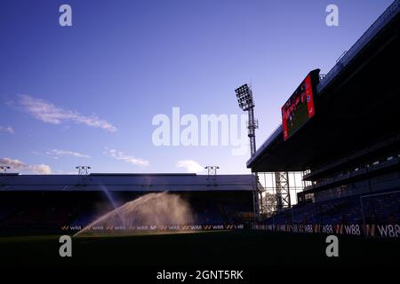 Arrosez le terrain avant le match de la Premier League à Selhurst Park, Londres. Date de la photo: Lundi 27 septembre 2021. Banque D'Images