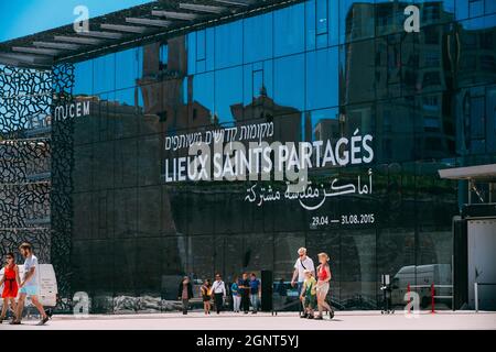 Les personnes marchant près de MUCEM est un bâtiment moderne du Musée des civilisations européennes et méditerranéennes à Marseille, France Banque D'Images