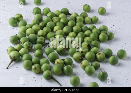 baie de dinde, également appelée aubergine sauvage ou aubergine de pois, légumes ronds sur fond blanc texturé Banque D'Images