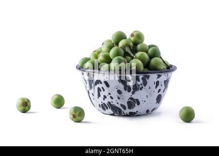 baie de dinde, également appelée aubergine sauvage ou aubergine de pois, tasse pleine de légumes ronds isolés sur fond blanc Banque D'Images