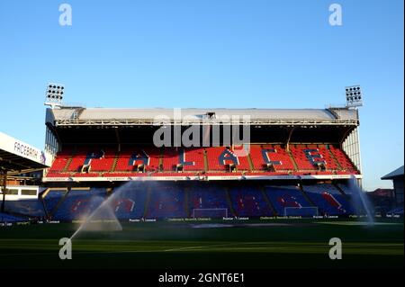 Arrosez le terrain avant le match de la Premier League à Selhurst Park, Londres. Date de la photo: Lundi 27 septembre 2021. Banque D'Images