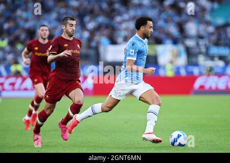 Henrikh Mkhitaryan de Roma (L) vies pour le bal avec Felipe Anderson du Latium (R) pendant le championnat italien Serie Un match de football entre SS Lazio et AS Roma le 26 septembre 2021 au Stadio Olimpico à Rome, Italie - photo Federico Proietti / DPPI Banque D'Images