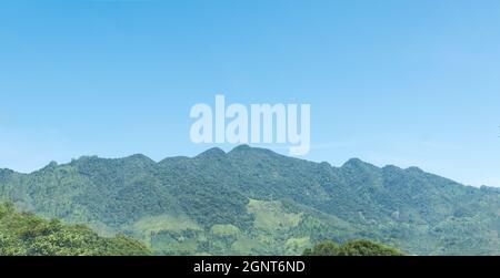 chaîne de montagnes de namunukula, située dans la province d'uva, sri lanka, vue panoramique du côté est de la montagne par une journée ensoleillée avec le ciel bleu Banque D'Images