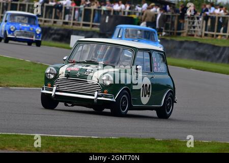 Chris Middlehurst, Romain Dumas, Morris Mini Cooper S, John Whitmore Trophy, Goodwood Revival 2021, Goodwood, Chichester, West Sussex, Angleterre, Septem Banque D'Images