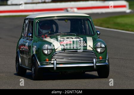 Chris Middlehurst, Romain Dumas, Morris Mini Cooper S, John Whitmore Trophy, Goodwood Revival 2021, Goodwood, Chichester, West Sussex, Angleterre, Septem Banque D'Images