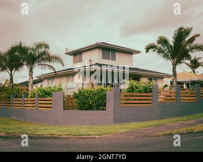 AUCKLAND, NOUVELLE-ZÉLANDE - 19 septembre 2021 : maison de banlieue typique de Nouvelle-Zélande avec palmiers. Jour nuageux. Auckland, Nouvelle-Zélande - 19 septembre 2021 Banque D'Images