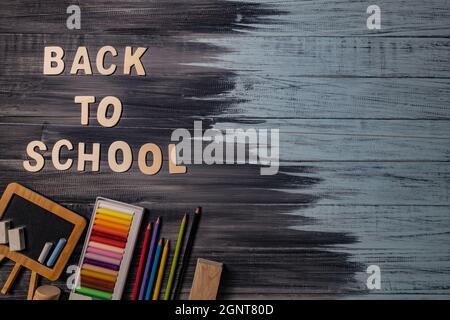 Fournitures scolaires sur fond de tableau noir. Concept de retour à l'école. Banque D'Images