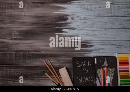 Fournitures scolaires sur fond de tableau noir. Concept de retour à l'école. Banque D'Images