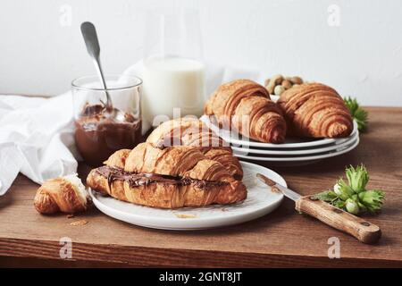 Croissants au chocolat et aux noisettes pour le petit-déjeuner. Banque D'Images
