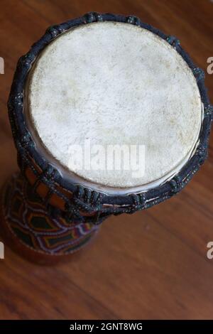 Haut de l'instrument de musique djembe sur parquet marron Banque D'Images