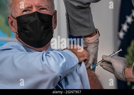 Washington, États-Unis. 27 septembre 2021. Le président Joe Biden reçoit une balle de rappel COVID-19 conforme aux recommandations des CDC et de la FDA dans le South court Auditorium du bâtiment du bureau exécutif Eisenhower le 27 septembre 2021 à Washington DC. Photo par Ken Cedeno/Sipa USA crédit: SIPA USA/Alay Live News Banque D'Images