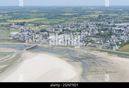 France, Manche (50), Cotentin, Portbail Portbail, l'église notre-Dame et le pont à 13 arches (vue aérienne) // France, Manche, Cotentin, Portbail (aer Banque D'Images