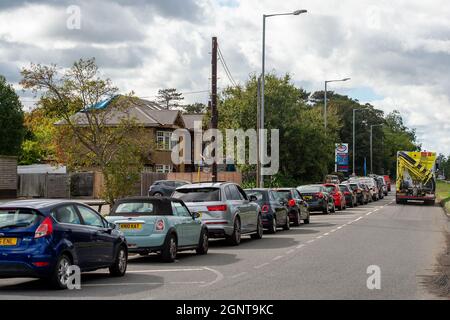 Iver, Buckinghamshire, Royaume-Uni. 27 septembre 2021. Après avoir fait des files d'attente pour l'essence plus tôt aujourd'hui, la station-service Esso sur la route Uxbridge a de nouveau manqué de carburant cet après-midi. L'achat de panique d'essence et de diesel s'est poursuivi au cours des derniers jours en raison d'une pénurie de conducteurs qui ont livré du carburant à la suite du Brexit et de la pandémie de Covid-19. Crédit : Maureen McLean/Alay Live News Banque D'Images