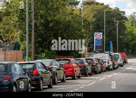 Iver, Buckinghamshire, Royaume-Uni. 27 septembre 2021. Après avoir fait des files d'attente pour l'essence plus tôt aujourd'hui, la station-service Esso sur la route Uxbridge a de nouveau manqué de carburant cet après-midi. L'achat de panique d'essence et de diesel s'est poursuivi au cours des derniers jours en raison d'une pénurie de conducteurs qui ont livré du carburant à la suite du Brexit et de la pandémie de Covid-19. Crédit : Maureen McLean/Alay Live News Banque D'Images