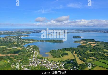 France, Morbihan (56), golfe du Morbihan (vue aérienne) // France, Morbihan, Arzal, barrage sur la Vilaine et l'estuaire de la Vilaine (vue aérienne) Banque D'Images