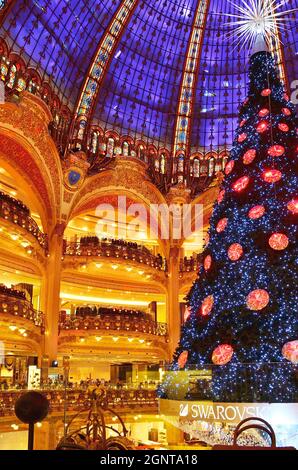 France, Paris (75), boulevard Haussmann, le grand magasin des Galeries Lafayette et son sapin de noël // France, Paris, boulevard Haussmann, le Banque D'Images